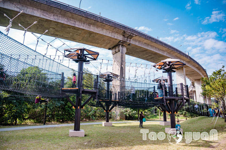 桃園平鎮景點〡平鎮運動公園〡冒險挑戰區勇闖十九關, 空中版百戰百勝, 滑草區同樂會, 暢玩地形遊戲場, 夏日戲水區, 毛寶貝運動場, 親子特色公園