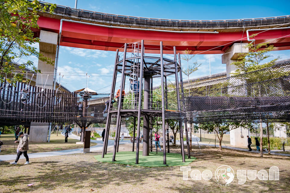 桃園平鎮景點〡平鎮運動公園〡冒險挑戰區勇闖十九關, 空中版百戰百勝, 滑草區同樂會, 暢玩地形遊戲場, 夏日戲水區, 毛寶貝運動場, 親子特色公園