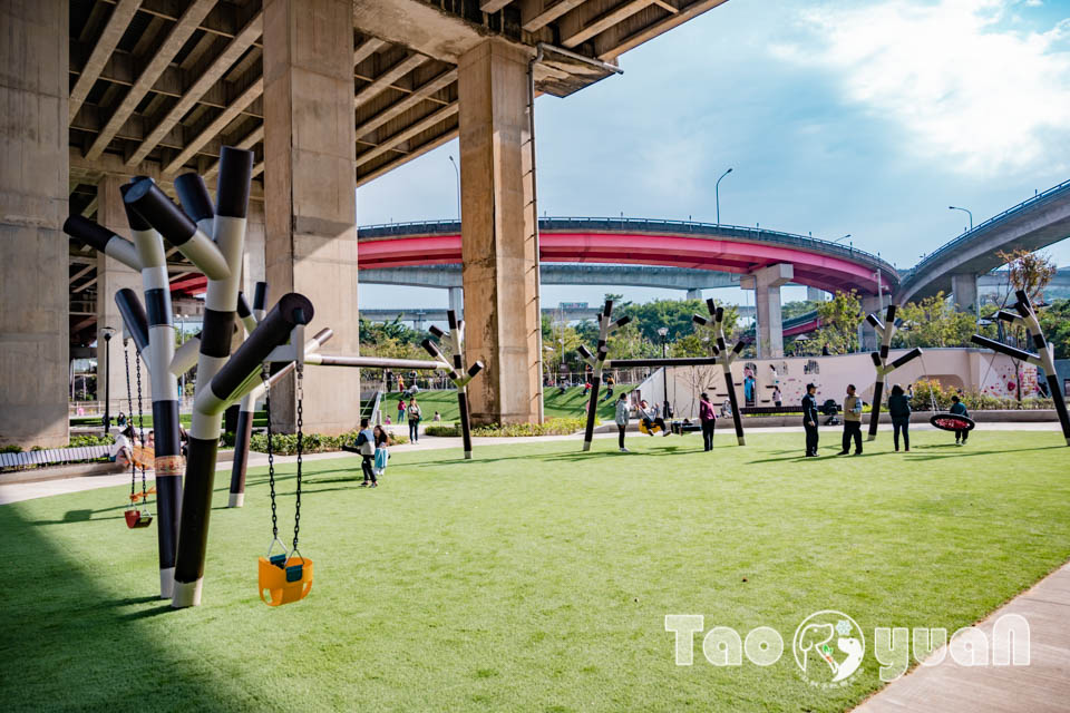 桃園平鎮景點〡平鎮運動公園〡冒險挑戰區勇闖十九關, 空中版百戰百勝, 滑草區同樂會, 暢玩地形遊戲場, 夏日戲水區, 毛寶貝運動場, 親子特色公園