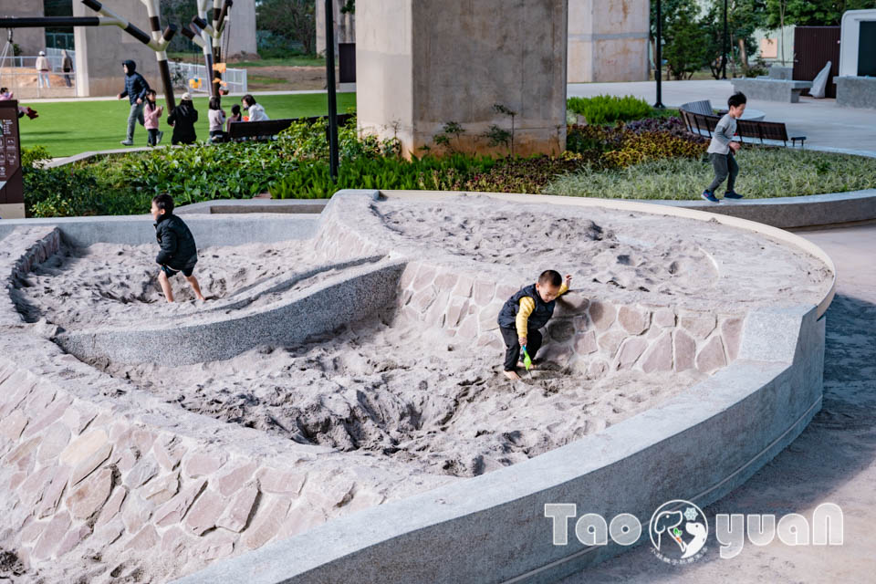 桃園平鎮景點〡平鎮運動公園〡冒險挑戰區勇闖十九關, 空中版百戰百勝, 滑草區同樂會, 暢玩地形遊戲場, 夏日戲水區, 毛寶貝運動場, 親子特色公園