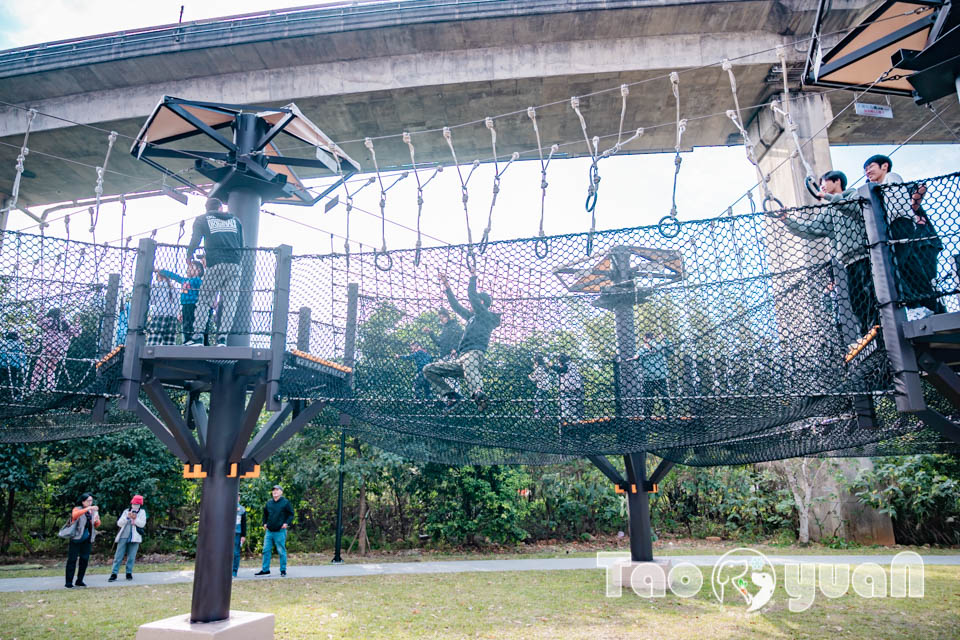 桃園平鎮景點〡平鎮運動公園〡冒險挑戰區勇闖十九關, 空中版百戰百勝, 滑草區同樂會, 暢玩地形遊戲場, 夏日戲水區, 毛寶貝運動場, 親子特色公園