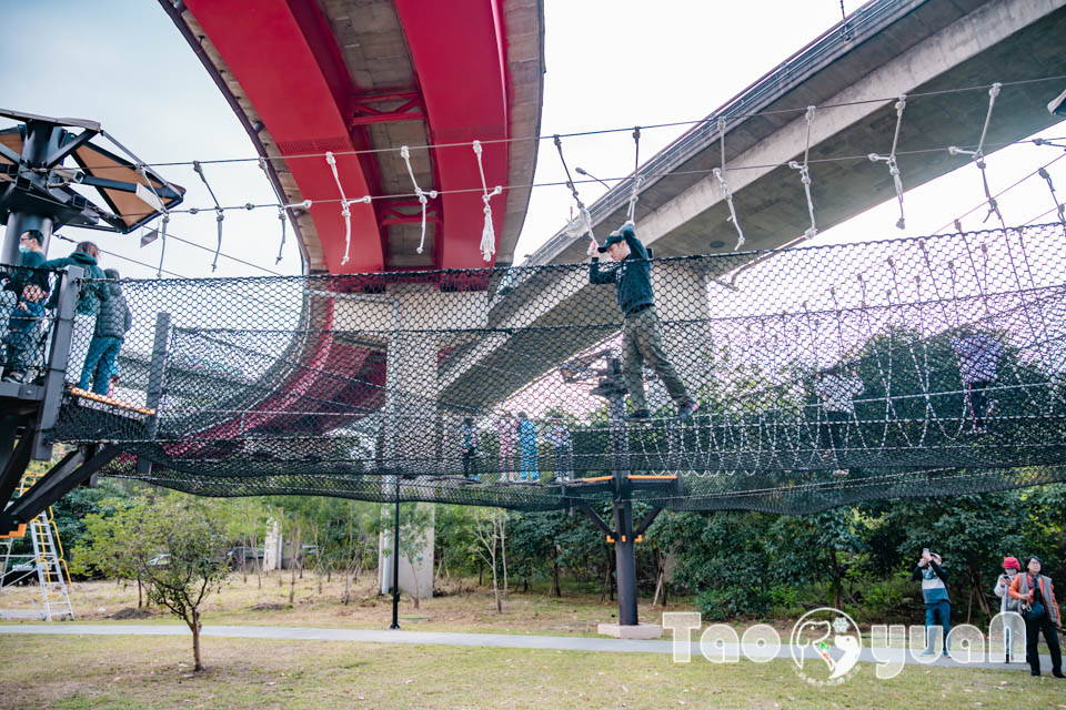 桃園平鎮景點〡平鎮運動公園〡冒險挑戰區勇闖十九關, 空中版百戰百勝, 滑草區同樂會, 暢玩地形遊戲場, 夏日戲水區, 毛寶貝運動場, 親子特色公園