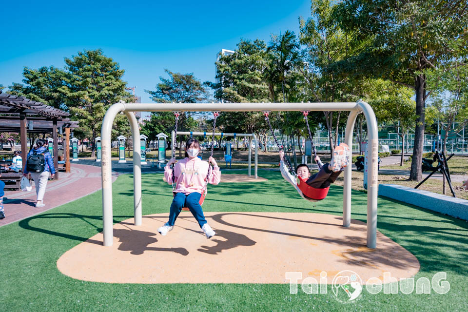 台中北屯景點〡南興公園〡超夯米奇樹拍照打卡, 大樹原野遊戲場玩耍, 唯美落羽松大道當主角, 台中親子特色公園