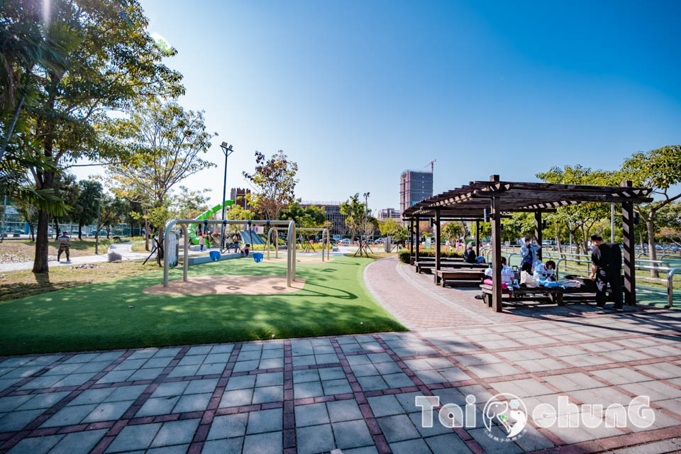 台中北屯景點〡南興公園〡超夯米奇樹拍照打卡, 大樹原野遊戲場玩耍, 唯美落羽松大道當主角, 台中親子特色公園