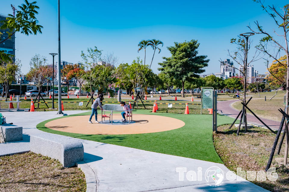 台中北屯景點〡南興公園〡超夯米奇樹拍照打卡, 大樹原野遊戲場玩耍, 唯美落羽松大道當主角, 台中親子特色公園