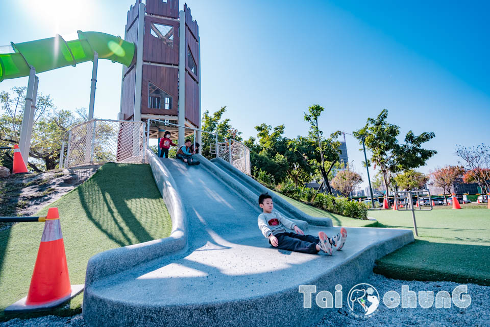 台中北屯景點〡南興公園〡超夯米奇樹拍照打卡, 大樹原野遊戲場玩耍, 唯美落羽松大道當主角, 台中親子特色公園