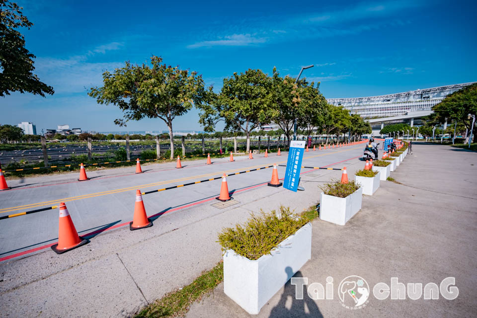 台中西屯景點〡飛行美樂地〡中央公園全新遊戲區, 飛碟造型遊戲場, 全攀爬設計多感官學習, 蜘蛛人特訓場, 32M雙軌滑索