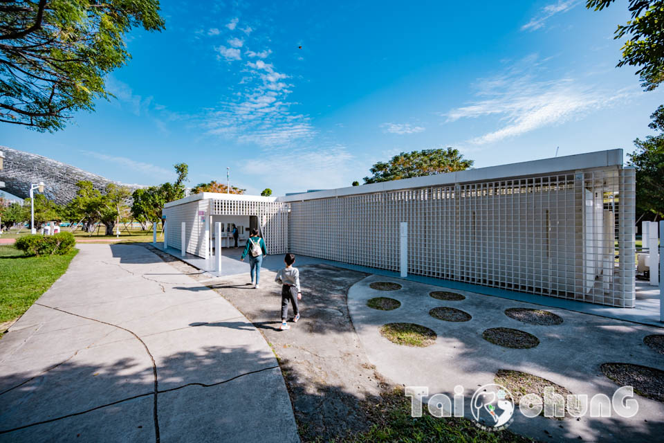 台中西屯景點〡飛行美樂地〡中央公園全新遊戲區, 飛碟造型遊戲場, 全攀爬設計多感官學習, 蜘蛛人特訓場, 32M雙軌滑索