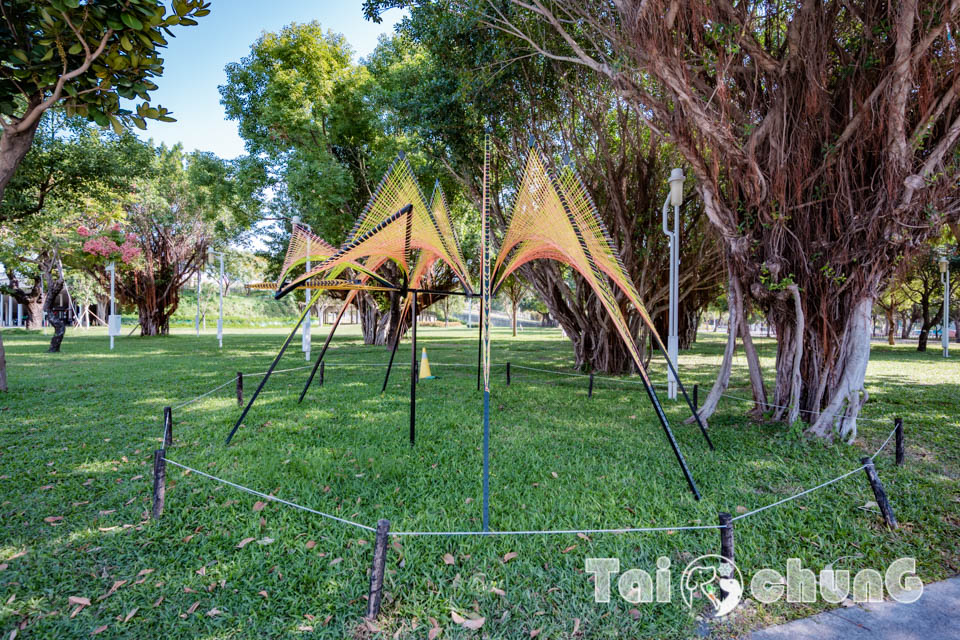 台中西屯景點〡飛行美樂地〡中央公園全新遊戲區, 飛碟造型遊戲場, 全攀爬設計多感官學習, 蜘蛛人特訓場, 32M雙軌滑索