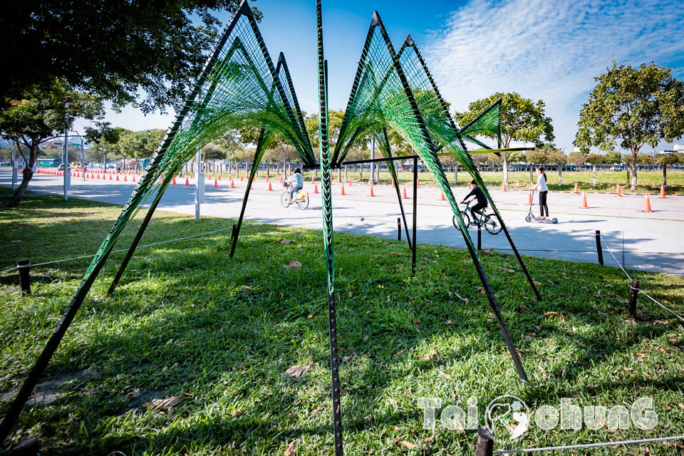 台中西屯景點〡飛行美樂地〡中央公園全新遊戲區, 飛碟造型遊戲場, 全攀爬設計多感官學習, 蜘蛛人特訓場, 32M雙軌滑索