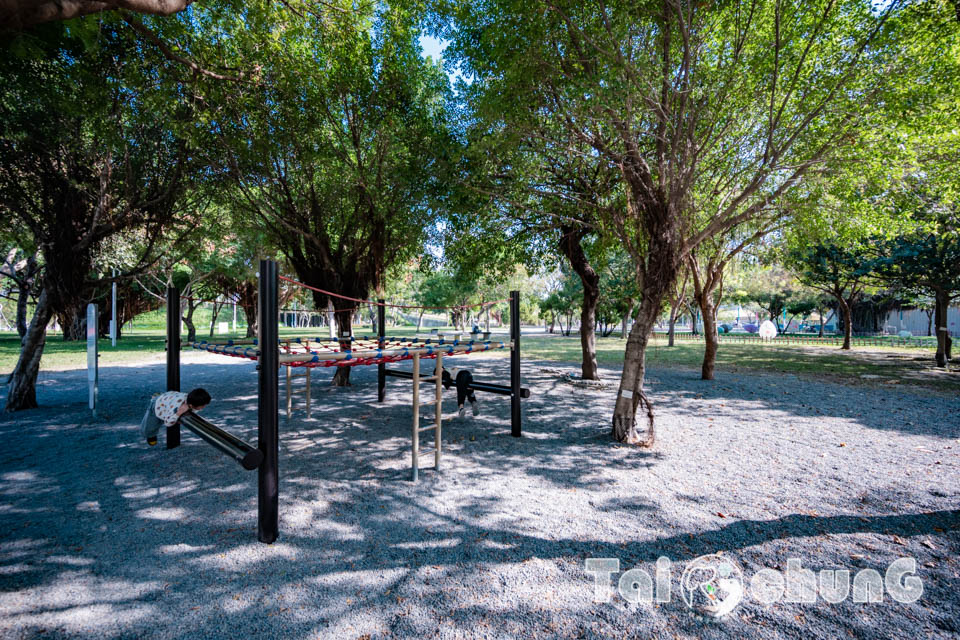 台中西屯景點〡飛行美樂地〡中央公園全新遊戲區, 飛碟造型遊戲場, 全攀爬設計多感官學習, 蜘蛛人特訓場, 32M雙軌滑索