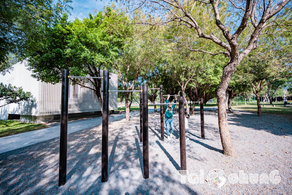 台中西屯景點〡飛行美樂地〡中央公園全新遊戲區, 飛碟造型遊戲場, 全攀爬設計多感官學習, 蜘蛛人特訓場, 32M雙軌滑索