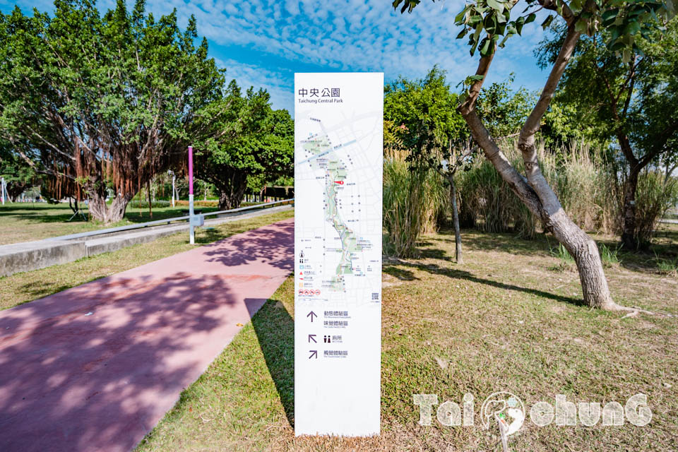 台中西屯景點〡飛行美樂地〡中央公園全新遊戲區, 飛碟造型遊戲場, 全攀爬設計多感官學習, 蜘蛛人特訓場, 32M雙軌滑索