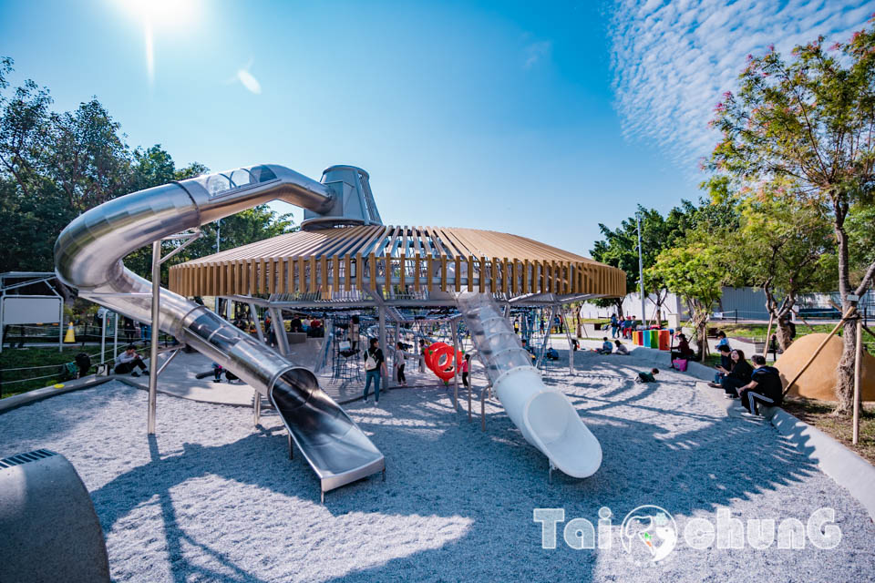 台中西屯景點〡飛行美樂地〡中央公園全新遊戲區, 飛碟造型遊戲場, 全攀爬設計多感官學習, 蜘蛛人特訓場, 32M雙軌滑索