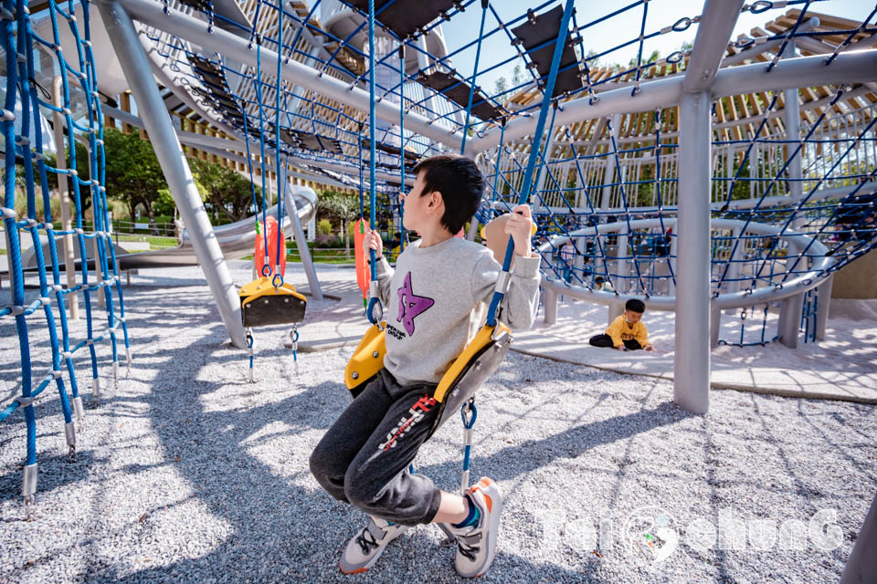 台中西屯景點〡飛行美樂地〡中央公園全新遊戲區, 飛碟造型遊戲場, 全攀爬設計多感官學習, 蜘蛛人特訓場, 32M雙軌滑索