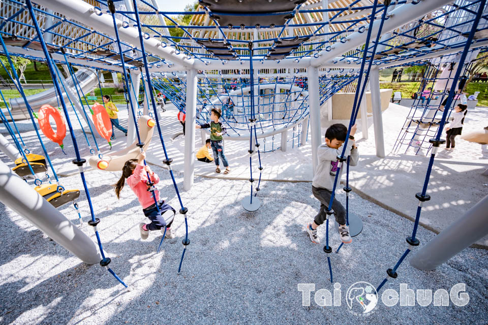 台中西屯景點〡飛行美樂地〡中央公園全新遊戲區, 飛碟造型遊戲場, 全攀爬設計多感官學習, 蜘蛛人特訓場, 32M雙軌滑索