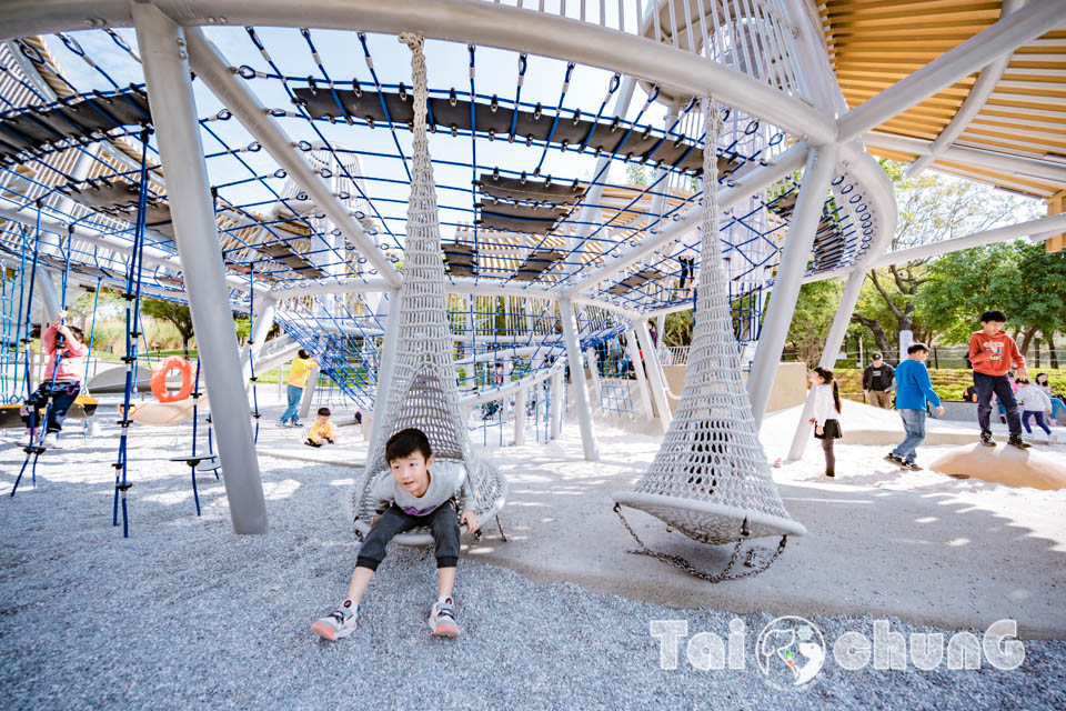 台中西屯景點〡飛行美樂地〡中央公園全新遊戲區, 飛碟造型遊戲場, 全攀爬設計多感官學習, 蜘蛛人特訓場, 32M雙軌滑索