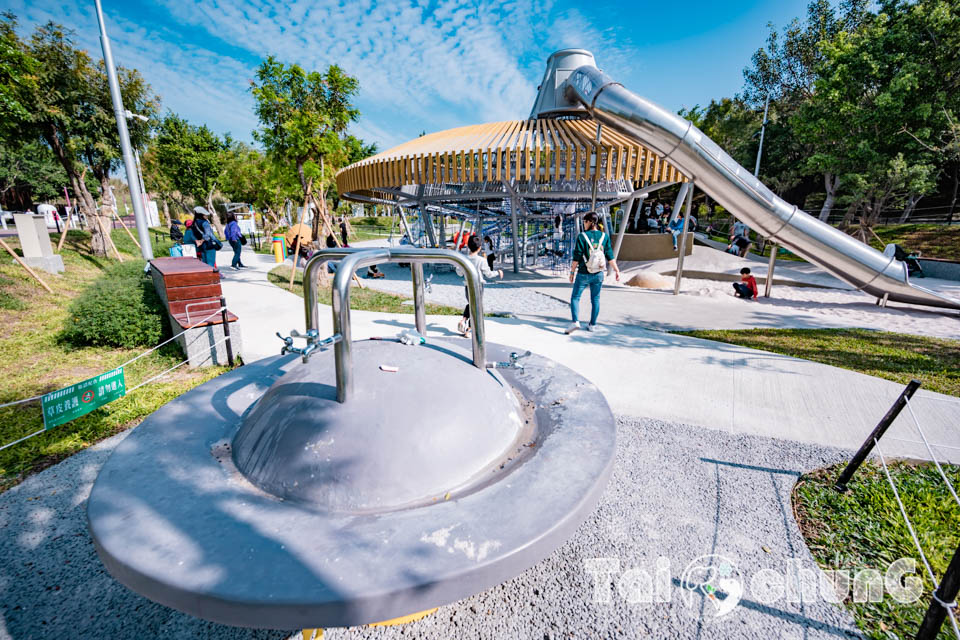 台中西屯景點〡飛行美樂地〡中央公園全新遊戲區, 飛碟造型遊戲場, 全攀爬設計多感官學習, 蜘蛛人特訓場, 32M雙軌滑索