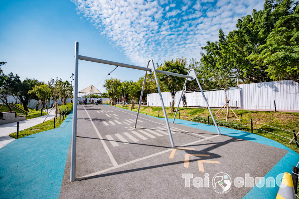 台中西屯景點〡飛行美樂地〡中央公園全新遊戲區, 飛碟造型遊戲場, 全攀爬設計多感官學習, 蜘蛛人特訓場, 32M雙軌滑索