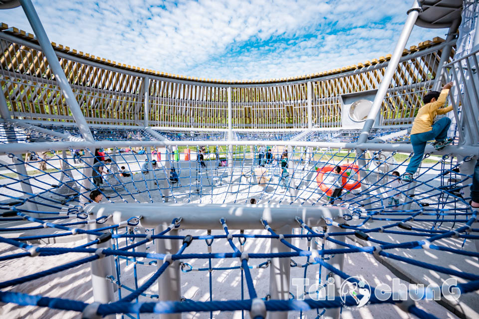 台中西屯景點〡飛行美樂地〡中央公園全新遊戲區, 飛碟造型遊戲場, 全攀爬設計多感官學習, 蜘蛛人特訓場, 32M雙軌滑索