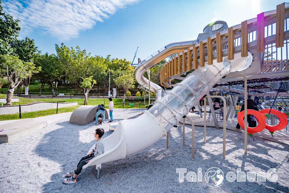 台中西屯景點〡飛行美樂地〡中央公園全新遊戲區, 飛碟造型遊戲場, 全攀爬設計多感官學習, 蜘蛛人特訓場, 32M雙軌滑索