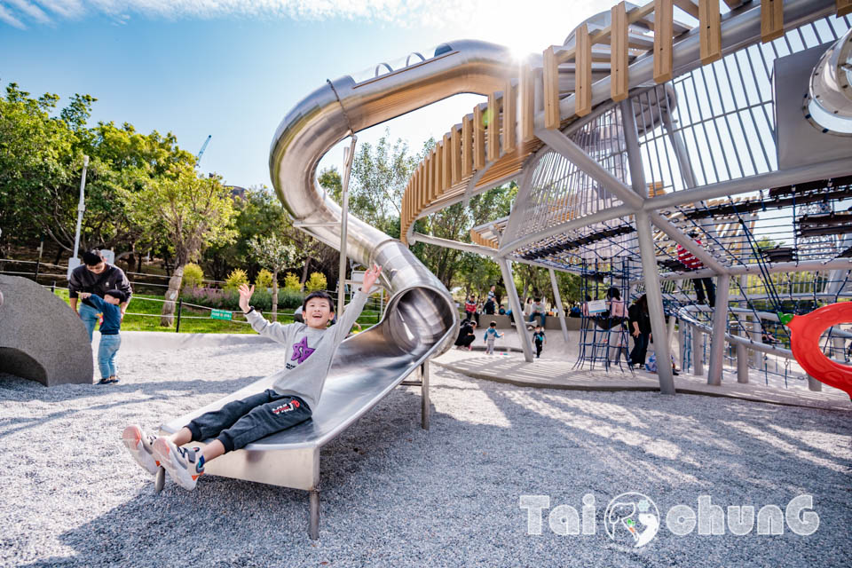 台中西屯景點〡飛行美樂地〡中央公園全新遊戲區, 飛碟造型遊戲場, 全攀爬設計多感官學習, 蜘蛛人特訓場, 32M雙軌滑索