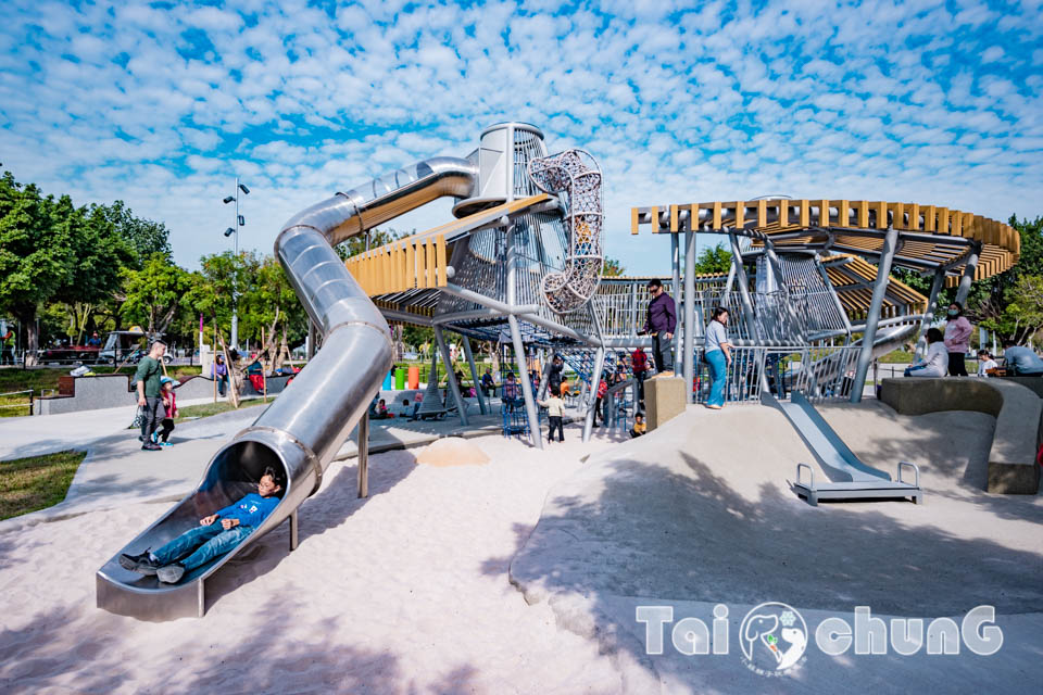 台中西屯景點〡飛行美樂地〡中央公園全新遊戲區, 飛碟造型遊戲場, 全攀爬設計多感官學習, 蜘蛛人特訓場, 32M雙軌滑索