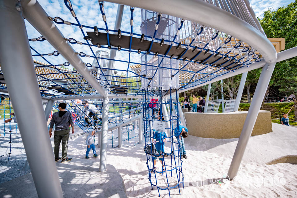 台中西屯景點〡飛行美樂地〡中央公園全新遊戲區, 飛碟造型遊戲場, 全攀爬設計多感官學習, 蜘蛛人特訓場, 32M雙軌滑索