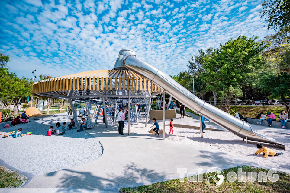 台中西屯景點〡飛行美樂地〡中央公園全新遊戲區, 飛碟造型遊戲場, 全攀爬設計多感官學習, 蜘蛛人特訓場, 32M雙軌滑索