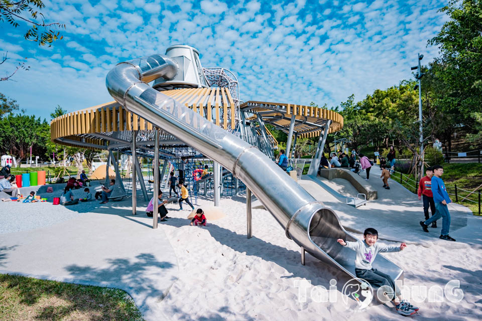 台中西屯景點〡飛行美樂地〡中央公園全新遊戲區, 飛碟造型遊戲場, 全攀爬設計多感官學習, 蜘蛛人特訓場, 32M雙軌滑索