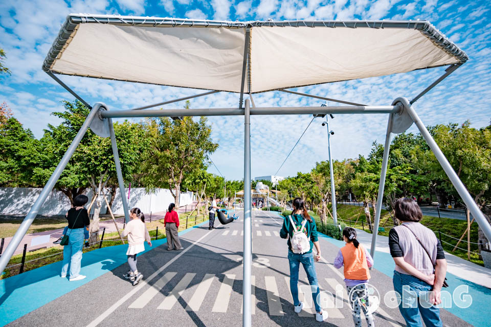 台中西屯景點〡飛行美樂地〡中央公園全新遊戲區, 飛碟造型遊戲場, 全攀爬設計多感官學習, 蜘蛛人特訓場, 32M雙軌滑索