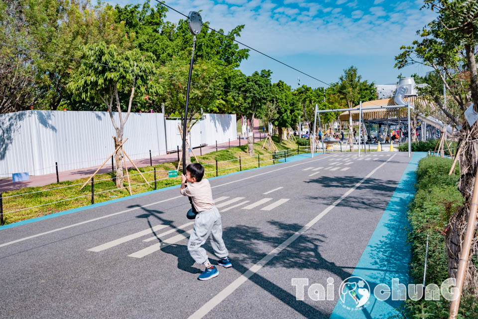 台中西屯景點〡飛行美樂地〡中央公園全新遊戲區, 飛碟造型遊戲場, 全攀爬設計多感官學習, 蜘蛛人特訓場, 32M雙軌滑索