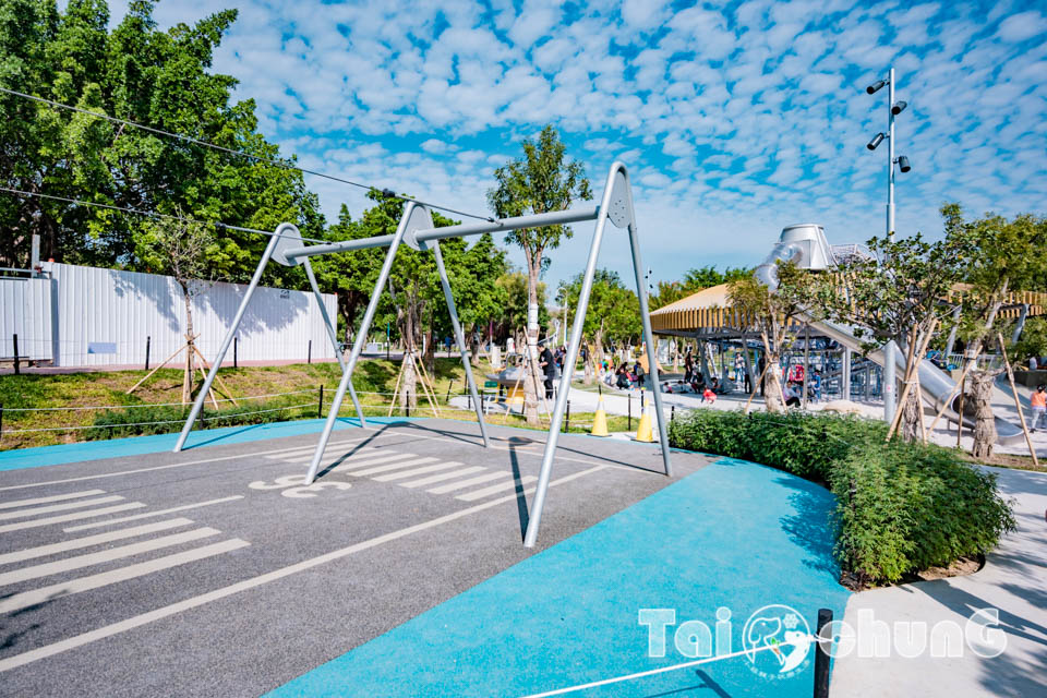 台中西屯景點〡飛行美樂地〡中央公園全新遊戲區, 飛碟造型遊戲場, 全攀爬設計多感官學習, 蜘蛛人特訓場, 32M雙軌滑索