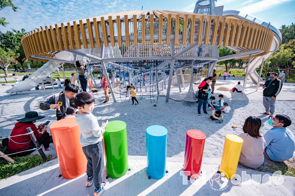 台中西屯景點〡飛行美樂地〡中央公園全新遊戲區, 飛碟造型遊戲場, 全攀爬設計多感官學習, 蜘蛛人特訓場, 32M雙軌滑索