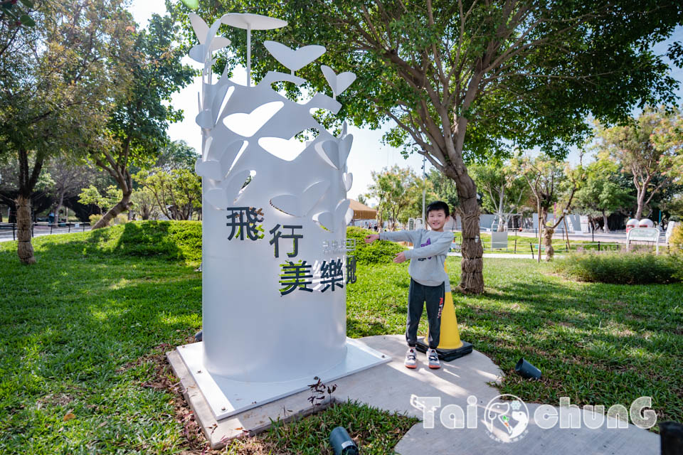 台中西屯景點〡飛行美樂地〡中央公園全新遊戲區, 飛碟造型遊戲場, 全攀爬設計多感官學習, 蜘蛛人特訓場, 32M雙軌滑索