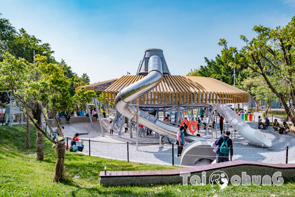 台中西屯景點〡飛行美樂地〡中央公園全新遊戲區, 飛碟造型遊戲場, 全攀爬設計多感官學習, 蜘蛛人特訓場, 32M雙軌滑索