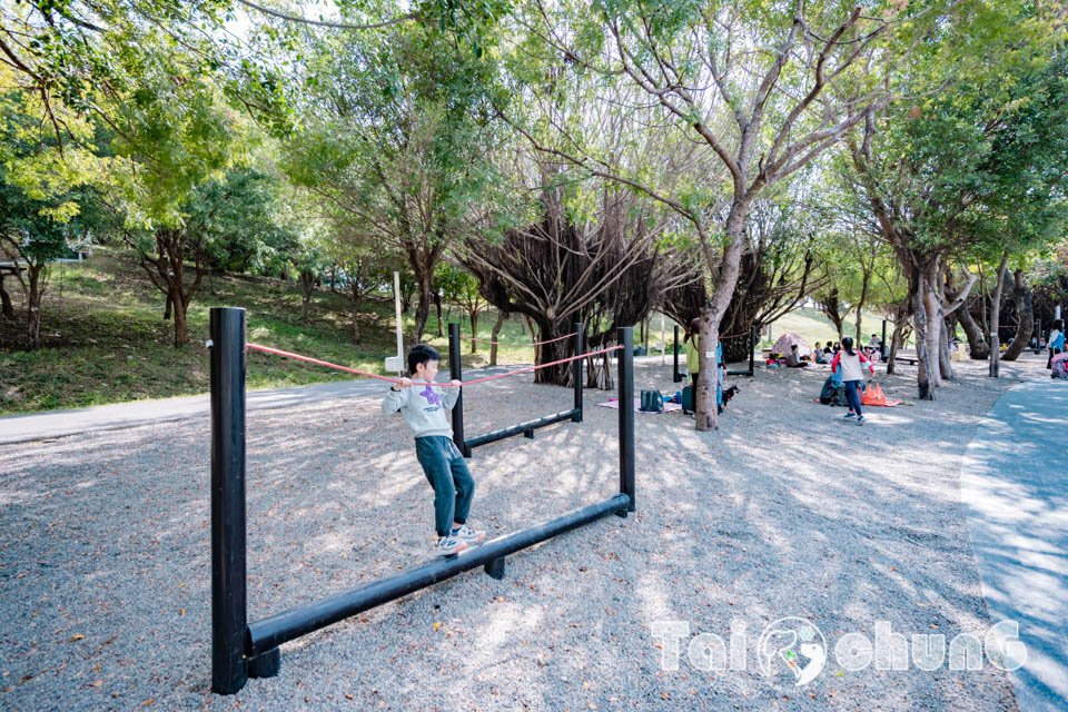 台中西屯景點〡飛行美樂地〡中央公園全新遊戲區, 飛碟造型遊戲場, 全攀爬設計多感官學習, 蜘蛛人特訓場, 32M雙軌滑索