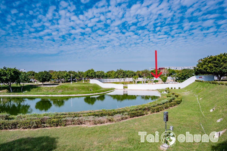 台中西屯景點〡飛行美樂地〡中央公園全新遊戲區, 飛碟造型遊戲場, 全攀爬設計多感官學習, 蜘蛛人特訓場, 32M雙軌滑索