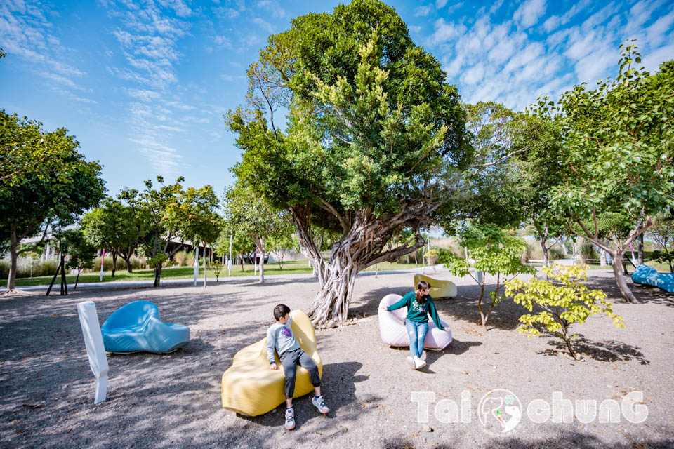 台中西屯景點〡飛行美樂地〡中央公園全新遊戲區, 飛碟造型遊戲場, 全攀爬設計多感官學習, 蜘蛛人特訓場, 32M雙軌滑索