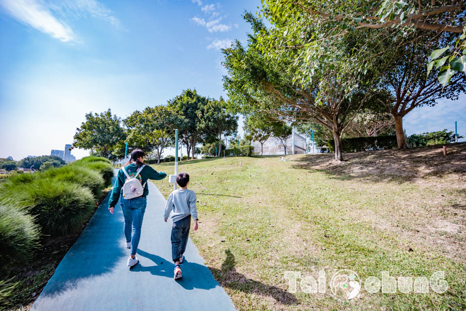 台中西屯景點〡飛行美樂地〡中央公園全新遊戲區, 飛碟造型遊戲場, 全攀爬設計多感官學習, 蜘蛛人特訓場, 32M雙軌滑索