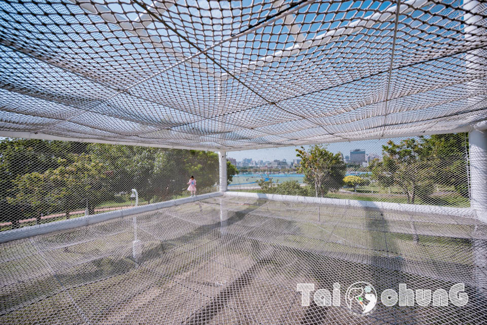 台中西屯景點〡飛行美樂地〡中央公園全新遊戲區, 飛碟造型遊戲場, 全攀爬設計多感官學習, 蜘蛛人特訓場, 32M雙軌滑索