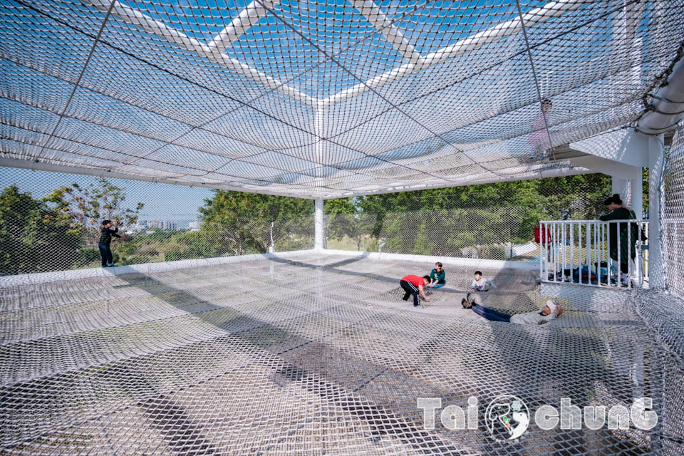 台中西屯景點〡飛行美樂地〡中央公園全新遊戲區, 飛碟造型遊戲場, 全攀爬設計多感官學習, 蜘蛛人特訓場, 32M雙軌滑索