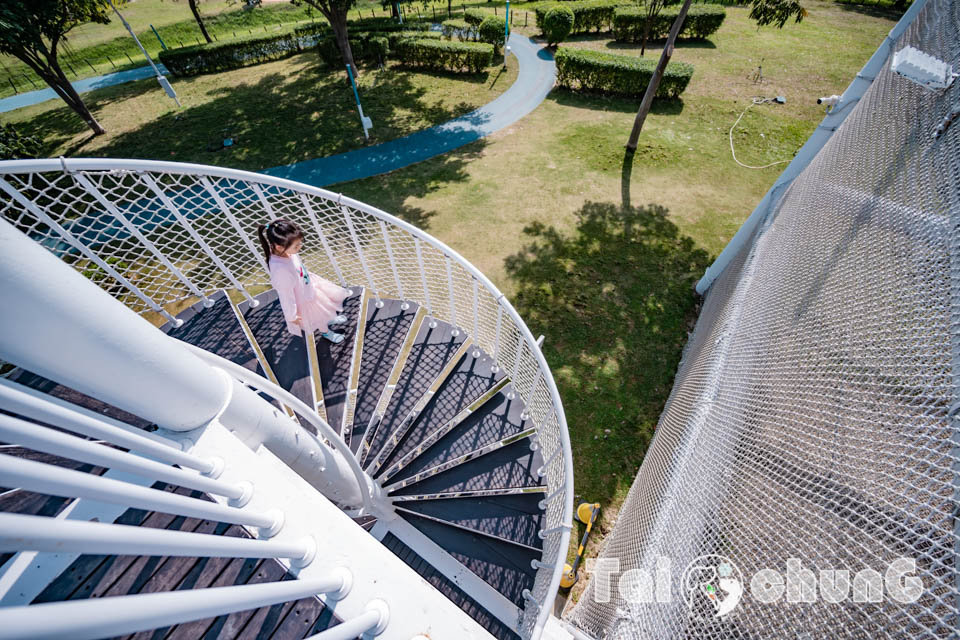 台中西屯景點〡飛行美樂地〡中央公園全新遊戲區, 飛碟造型遊戲場, 全攀爬設計多感官學習, 蜘蛛人特訓場, 32M雙軌滑索