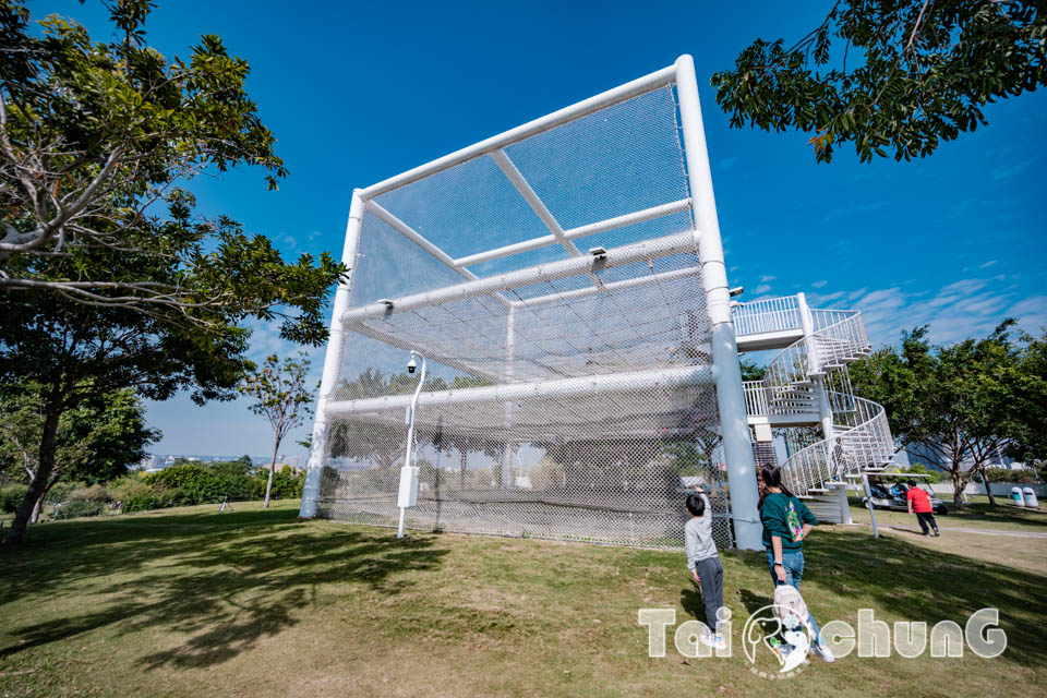 台中西屯景點〡飛行美樂地〡中央公園全新遊戲區, 飛碟造型遊戲場, 全攀爬設計多感官學習, 蜘蛛人特訓場, 32M雙軌滑索