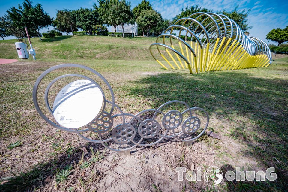 台中西屯景點〡飛行美樂地〡中央公園全新遊戲區, 飛碟造型遊戲場, 全攀爬設計多感官學習, 蜘蛛人特訓場, 32M雙軌滑索