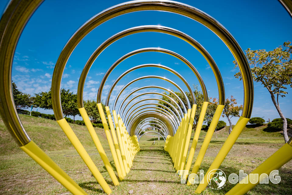 台中西屯景點〡飛行美樂地〡中央公園全新遊戲區, 飛碟造型遊戲場, 全攀爬設計多感官學習, 蜘蛛人特訓場, 32M雙軌滑索