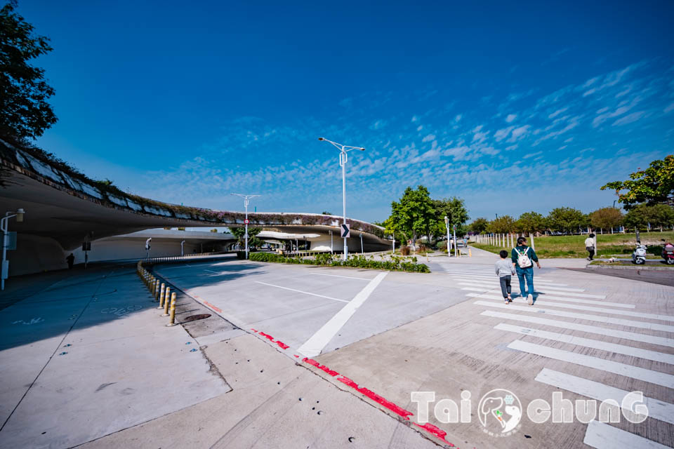 台中西屯景點〡飛行美樂地〡中央公園全新遊戲區, 飛碟造型遊戲場, 全攀爬設計多感官學習, 蜘蛛人特訓場, 32M雙軌滑索