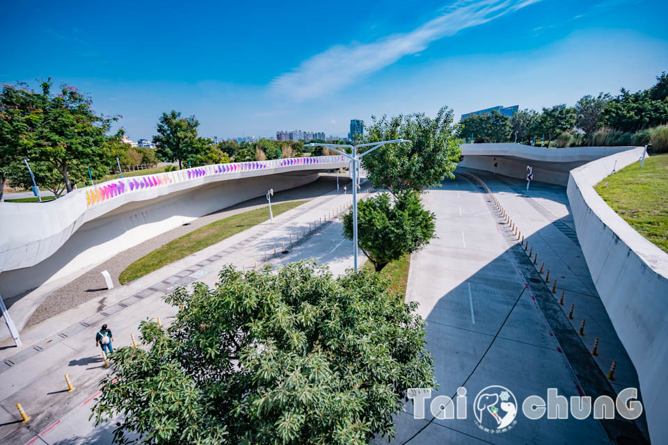 台中西屯景點〡飛行美樂地〡中央公園全新遊戲區, 飛碟造型遊戲場, 全攀爬設計多感官學習, 蜘蛛人特訓場, 32M雙軌滑索