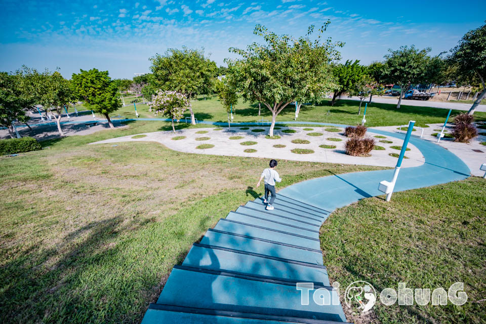 台中西屯景點〡飛行美樂地〡中央公園全新遊戲區, 飛碟造型遊戲場, 全攀爬設計多感官學習, 蜘蛛人特訓場, 32M雙軌滑索