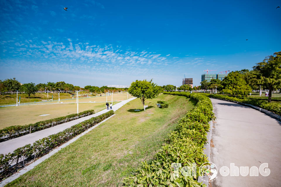 台中西屯景點〡飛行美樂地〡中央公園全新遊戲區, 飛碟造型遊戲場, 全攀爬設計多感官學習, 蜘蛛人特訓場, 32M雙軌滑索